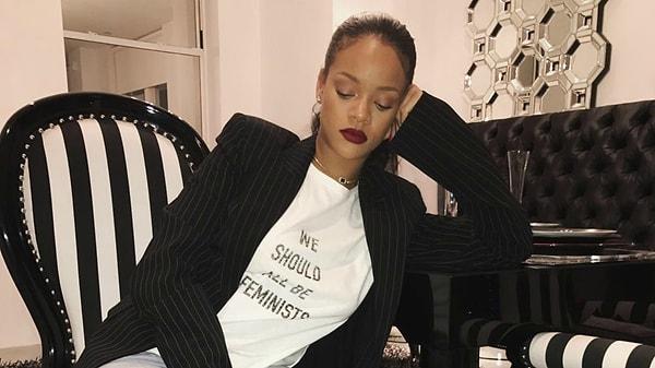 Rihanna da "Kadın Yürüşü"nü desteklediğini göstermek amacıyla "Hepimiz Feminist Olmalıyız" tişörtünü giyerek çekildiği bu fotoğrafı Instagram hesabında paylaşmıştı.