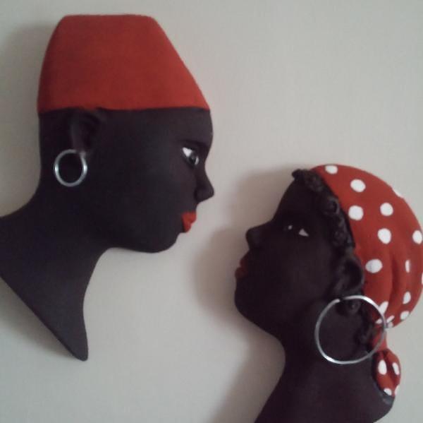 3. Duvarda birbirlerine bakarak bir ömür geçiren siyahi kız ve erkek