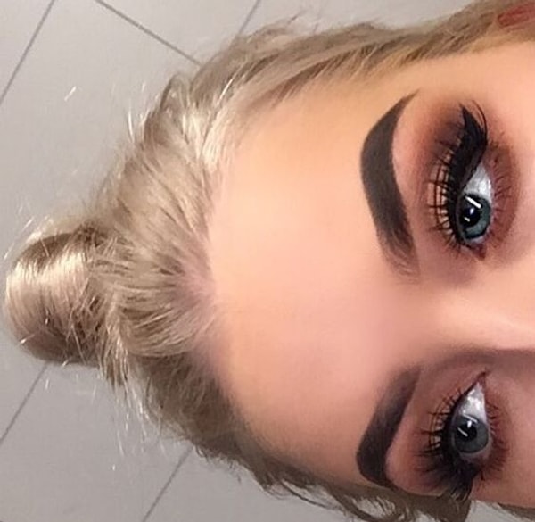 1. Ни секрет, что в последние несколько лет, мы девушки, "слегка" увлеклись в стремлении заполучить идеальные брови.