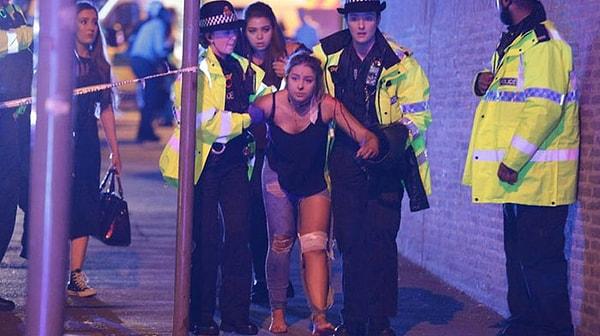 Pop müzik yıldızı Ariana Grande'nin performansı bittikten yaklaşık birkaç dakika sonra, saat 22:30 sularında bir canlı bomba kendini Manchester Arena'nın fuaye alanında patlattı.