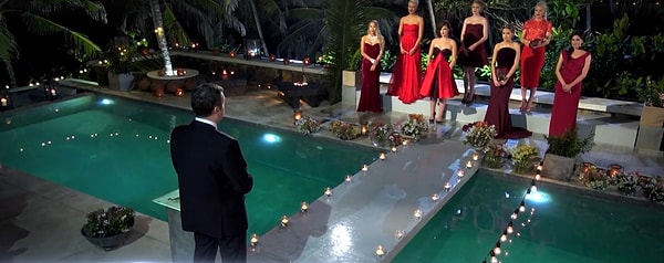 2. Илья Глинников, герой этого сезона, решил держать зрителей в напряжении: несмотря на то, что в финале проекта должно оставаться всего 2 участницы, актер будет выбирать из 4 девушек