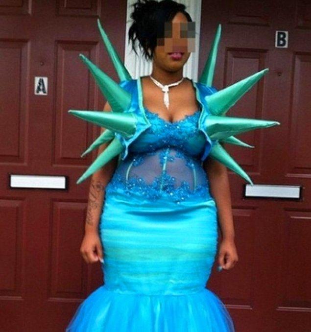 1. This dress probably made people's eyes hurt. Literally and figuratively.
