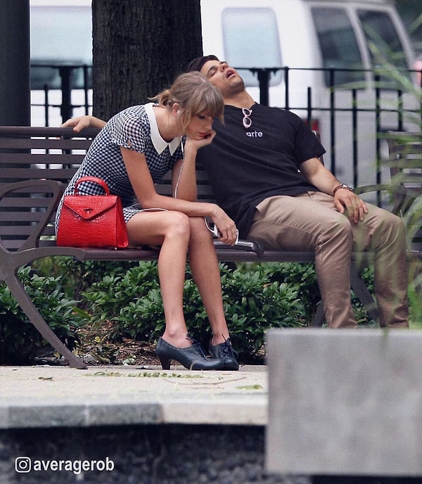 1. "Грустная Тейлор ждет, пока я проснусь"