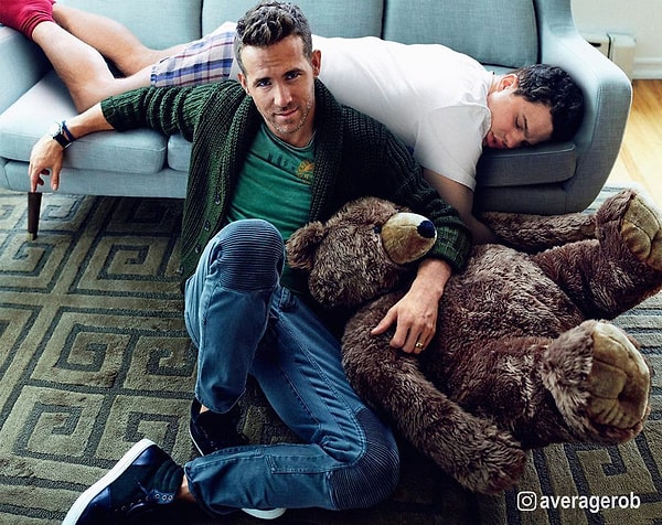 4. "Райан Рейнольдс позирует для памятного снимка"