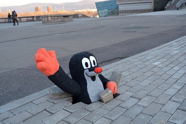 5. В Красноярске придумали отличный способ обратить внимание на ямы в тротуаре