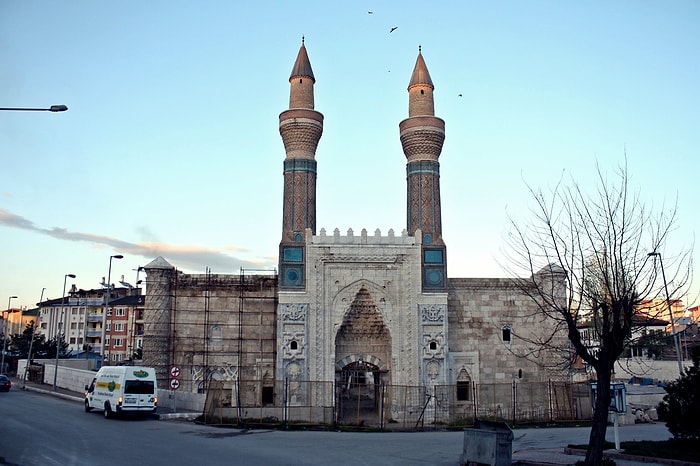 Tarihimize 'Saygıda' Bugün: Sivas Gökmedrese'nin Çinileri Asitle Temizlenip Maviye Boyandı