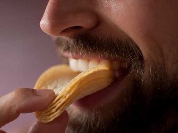 5. Человеку, которые ест Pringels вот так, доверять нельзя