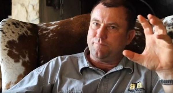 После того, как слон хоботом отбросил Теюниса на землю, один из участников группы выстрелил в животное и убил его. Слон упал прямо на Теюниса.