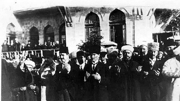 Yıl 1920. Nisan'ın 23. günü Meclis açılmış ve Kurtuluş Savaşı da fiilen başlamıştı. Başkomutan Mustafa Kemal Paşa önderliğinde işgalcilere karşı savaşıyorduk.