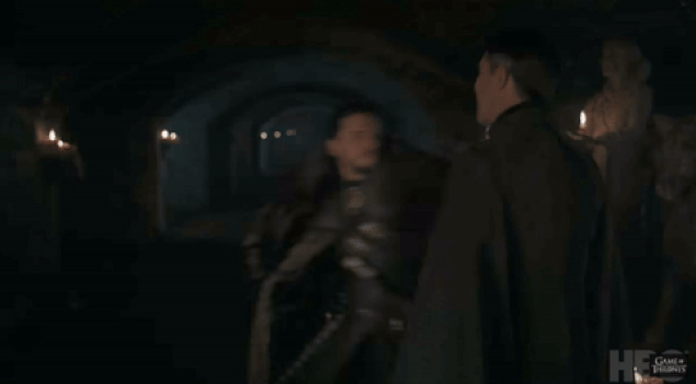 Bu arada Jon Snow Petyr Baelish'in de tozunu alıyor gibi.