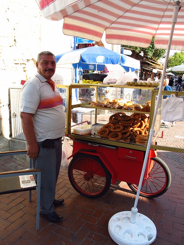 7. Продавец распространённого турецкого уличного лакомства - симитов (бублики с кунжутом).