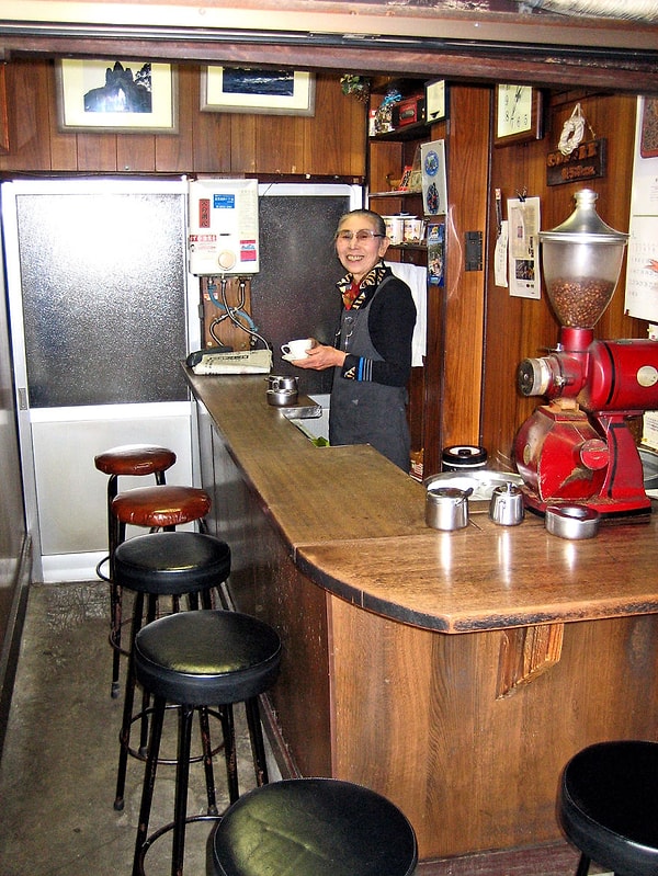 8. Владелица крошечной кофейни в Токио (Япония).