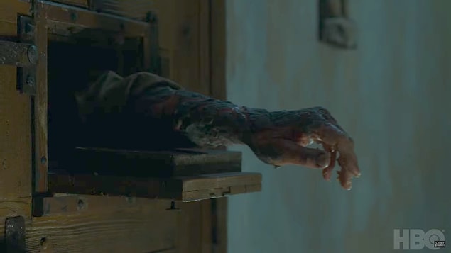 El demişken, Ser Jorah da fragmana el atmış.