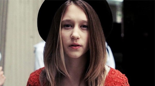 1. Что стало причиной смерти Вайлет в первом сезоне?