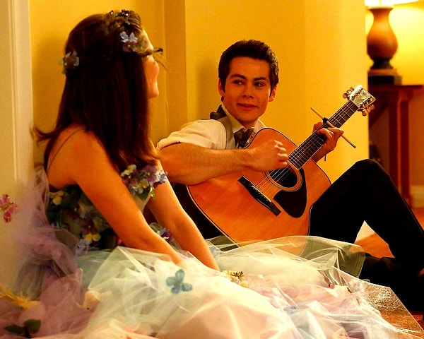 12. У Дилана O’Брайена в сериале “Новенькая" была коротенькая роль бывшего главной героини.