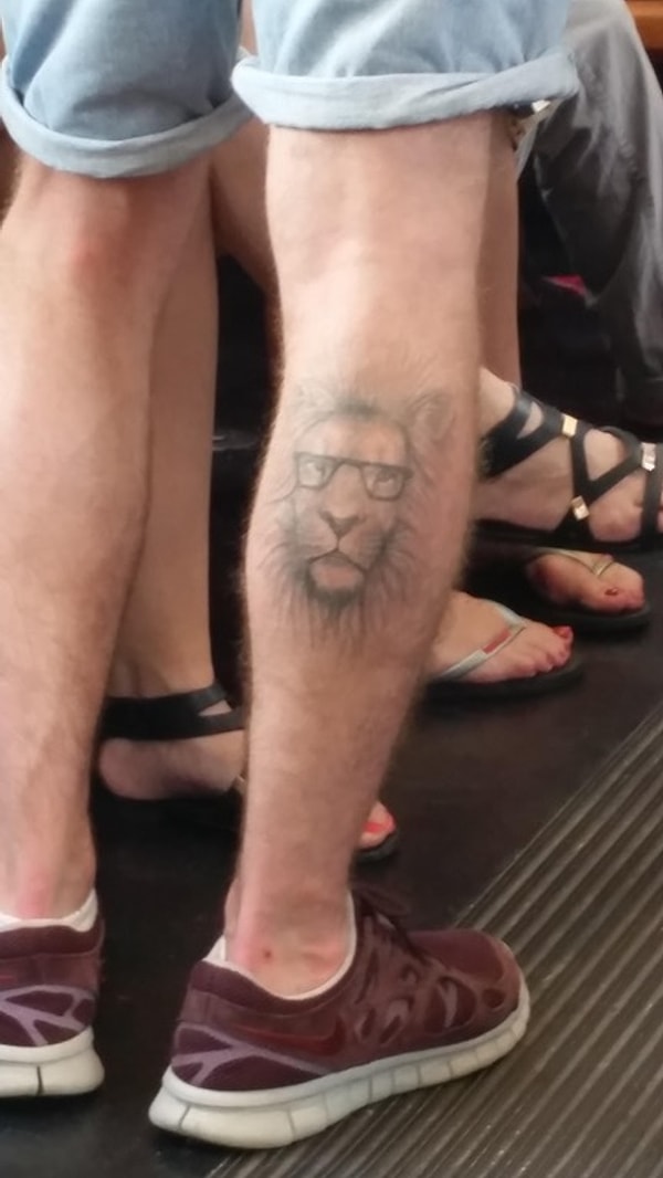 21. У этого льва проблемы со зрением или он просто хипстер?