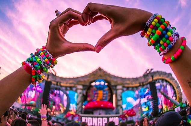 Put your hands up! Senin müzik tarzın EDM!