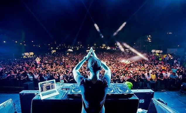 Put your hands up! Senin müzik tarzın EDM!