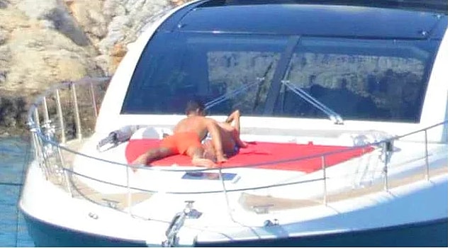 10. Nefise Karatay ile evli olan iş adamı Yusuf Day, yeni doğum yapan eşini bırakıp Bodrum'a tatile gitmiş, orada bir teknede cicişlerle 'eğlenirken' yakalanmıştı.