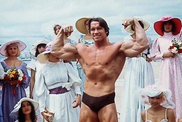 2. Arnold Schwarzenegger 1977 yılında düzenlenen 38. Cannes Film Festivali'nde kaslarını gösteriyor.