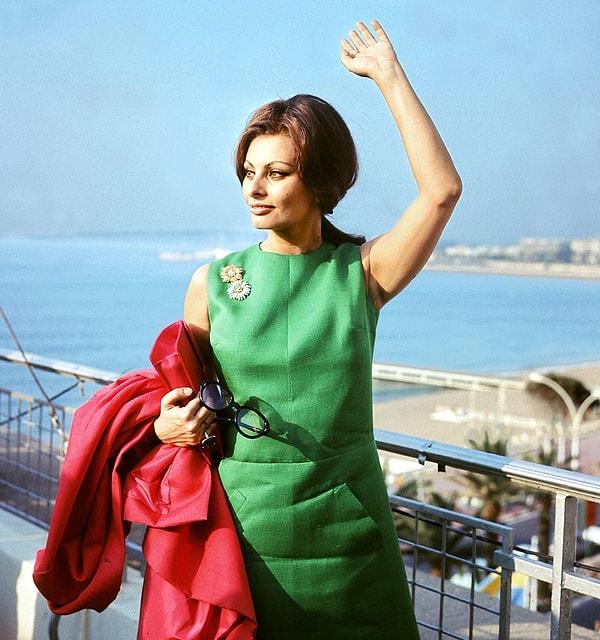 5. İtalyan oyuncu Sophia Loren, festivale geldiğinde hayranlarına el sallıyor.