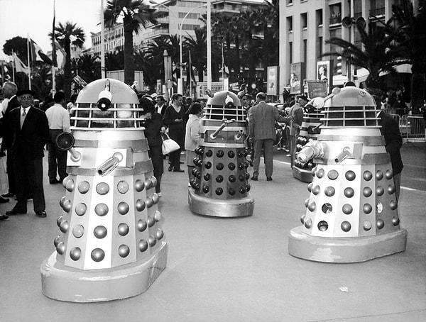 7. 1965 yılındaki festivale yeni Dr. Who filmi için İngiltere Shepperton Stüdyoları'ndan 12 tane "Dalek" geldi.