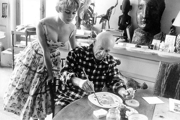 8. Brigitte Bardot, Pablo Picasso'yu stüdyosunda çalışırken izliyor.