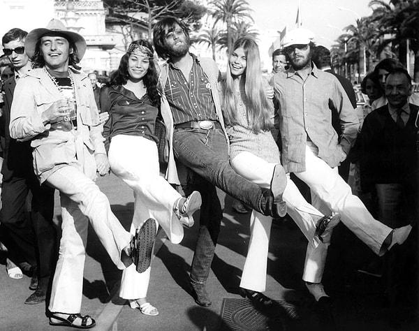 9. Soldan sağa: Dennis Hopper, Feliciano, Peter Fonda, J. Jefferson ve Jack Nicholson "Easy Rider" adlı filmin tanıtımını yaparken hep beraber dans ediyorlar.