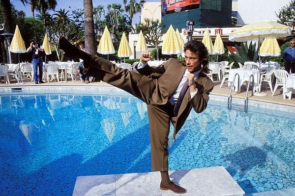 23. Jean Claude Van Damme, havuz kenarında basın için bir tekme gösterisi yapıyor.
