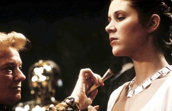 5. Гример готовит Кэрри Фишер к съемкам в последней сцене 4-го эпизода "Звездных войн".