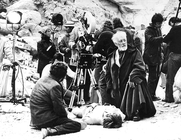 6. Режиссер дает указания Алеку Гиннессу и Марку Хэмиллу.