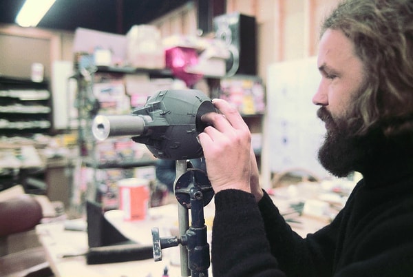 8. Главный конструктор Лорн Питерсон делает модель TIE-Истребителя.