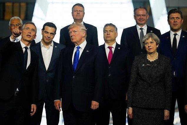 ABD Başkanı, dünya liderlerinin aile fotoğrafı çekilirken yaptığı hareketle Brüksel'deki NATO Zirvesi'ne damgasını vurdu.