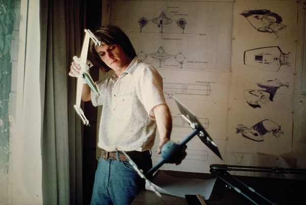 11. Концепт-художник и техник по спецэффектам Джо Джонстон обдумывает бой между звездным истребителем X-крыл и TIE-Истребителем.