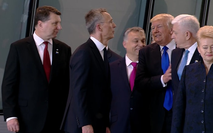 NATO Zirvesine Damga Vuran Hareket: Karadağ Başbakanı'nı İterek Öne Geçen Trump, Sosyal Medyanın Gündeminde