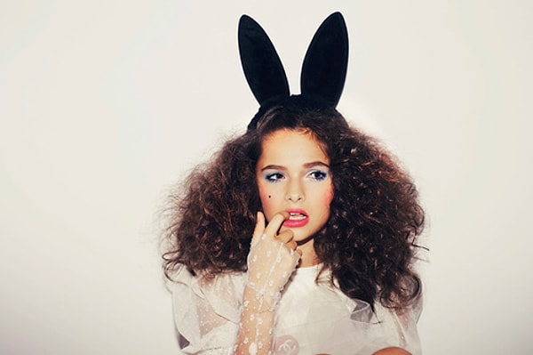 7. В волосах такой структуры запах шампуня хранится очень долго, поэтому запах её шевелюры не будет покидать вас ни на минуту!