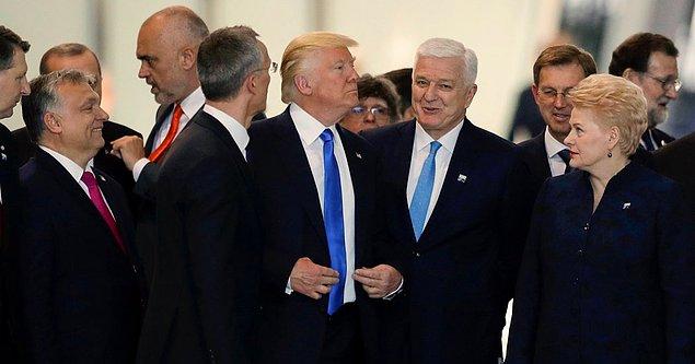 ABD Başkanı,  en ön sırada poz verirken, Markoviç'in hiçbir şey olmamış gibi davrandığı görülüyor...