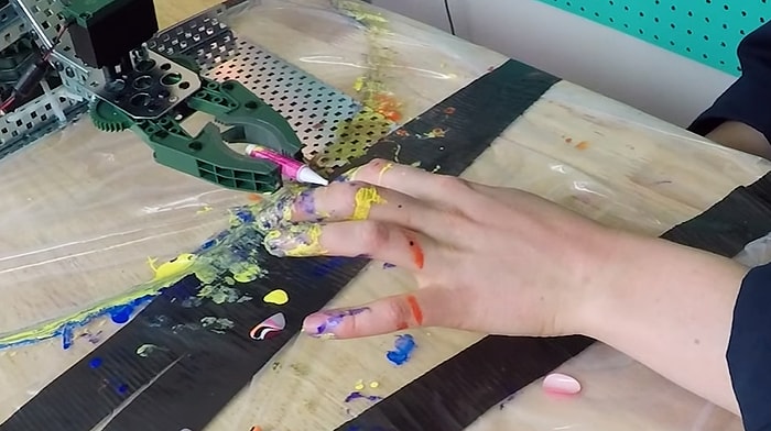 Simone Giertz Bu Defa da Kendisine Manikür Yapan Robot Geliştirdi