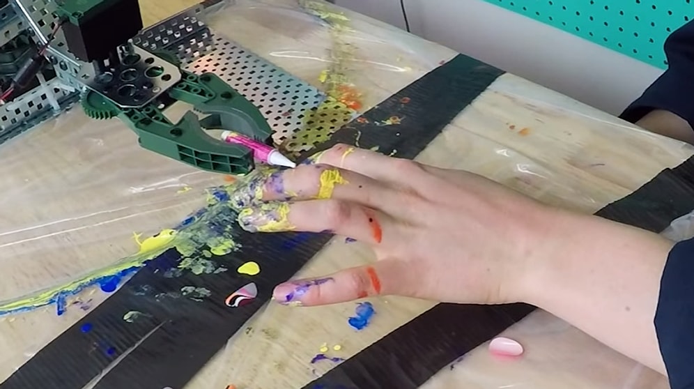 Simone Giertz Bu Defa da Kendisine Manikür Yapan Robot Geliştirdi