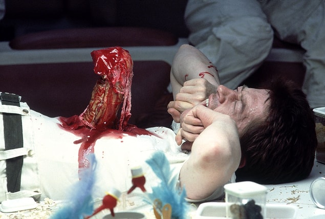 8. Alien filmindeki meşhur chestburster’a, filmin senaristin yaşadığı mide yanması rahatsızlığı ilham vermiş.
