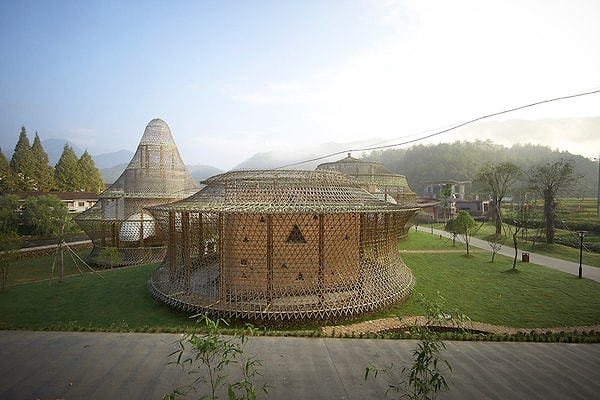 Фотографии, сделанные Julien Lanoo, показывают, как хорошо эти прочные бамбуковые постройки вписались в общественный уклад деревни.