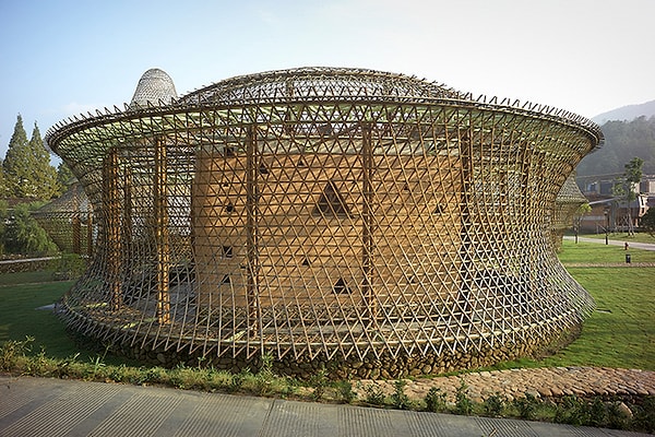 Бамбуковое биеннале показало, что объекты современной архитектуры и традиционные материалы для строительства не являются взаимоисключающими.