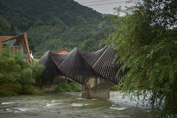 Среди экспонатов выставки - студенческие общежития, музей керамики и бамбуковый мост.