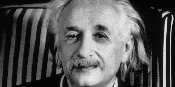 Yaşadığı dönemin birçok ön kabulünü reddeden Einstein, fiziğin hatta bilimsel tüm kuramların yanlışlanabilir olduğunu öne sürdü.