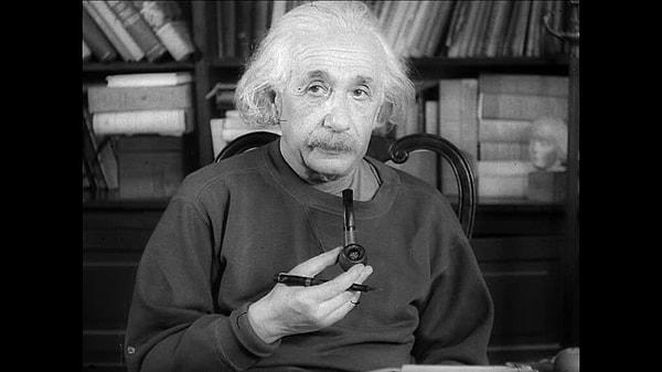 Bu düşünce deneyinden yola çıkan Einstein, evrendeki tek fiziksel kuvvetin yer çekimi olamayacağını anlamış.