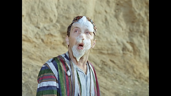 9. Верблюд на съемках на самом деле плюнул в Крамарова.