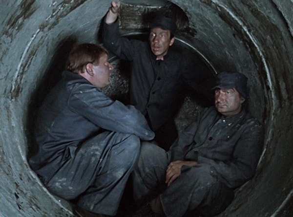 11. Для съемок в машине с цементом использовали хлебную закваску, подкрашенную луковой эссенцией.