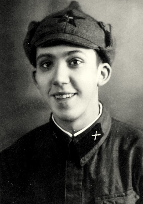 1. Никулина не хотели брать в театральные училища из-за внешности.