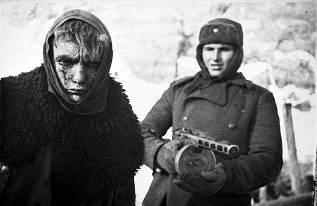 17. Sovyet askeri tarafından refakat edilen bir Alman savaş esiri, Stalingrad, 1943.