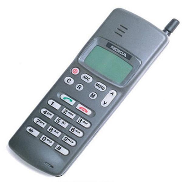 12. Piyasada Nokia 1011 model cep telefonu vardı. 3310'un çıkmasına daha 8 yıl vardı. iPhone falan hak getire.